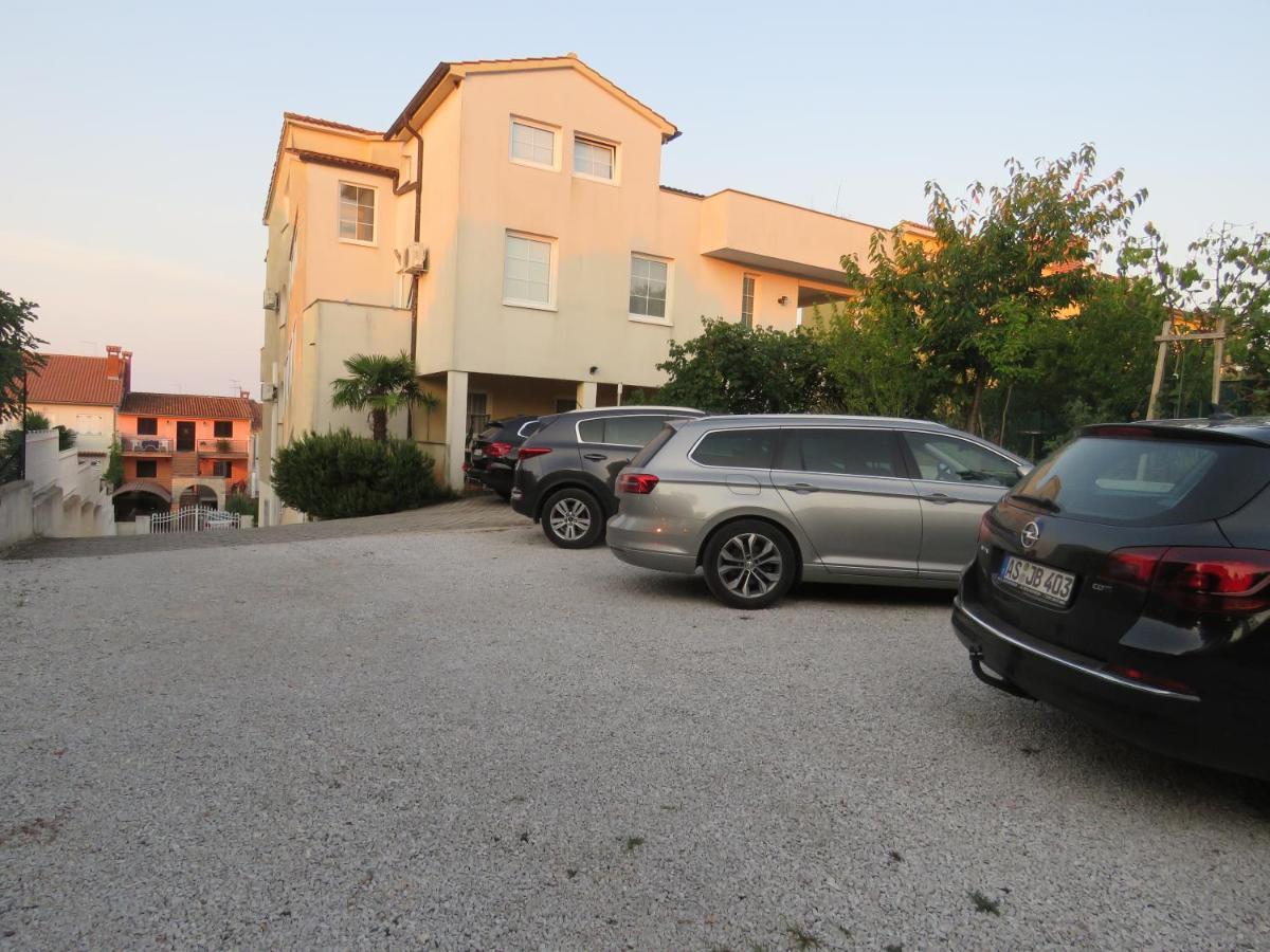 Apartments Villa Urbajs Vrsar Bagian luar foto